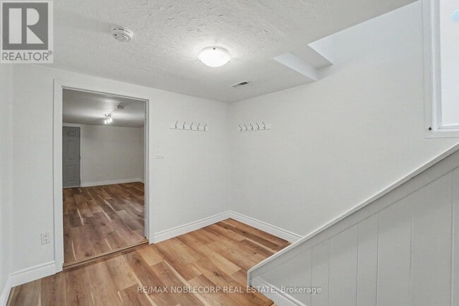 Photo - 3519 Laddie Crescent