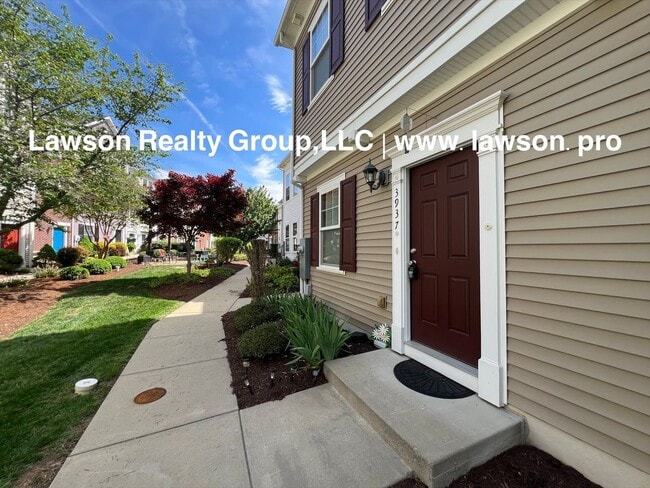 Building Photo - Luxurious Colonial Green Townhome with Garage