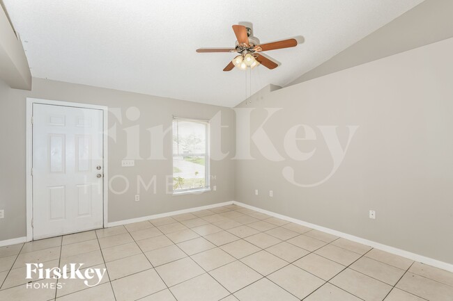 Photo - 681 Sauders Rd SE