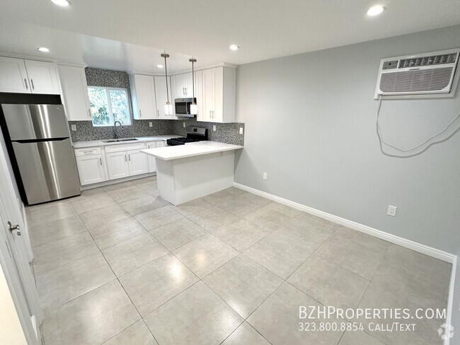 Building Photo - Newly Renovated 1Bed 1Bath In Prime Silver... Unit 101 Rental