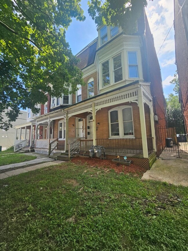 Building Photo - 504 W King St Unit 2