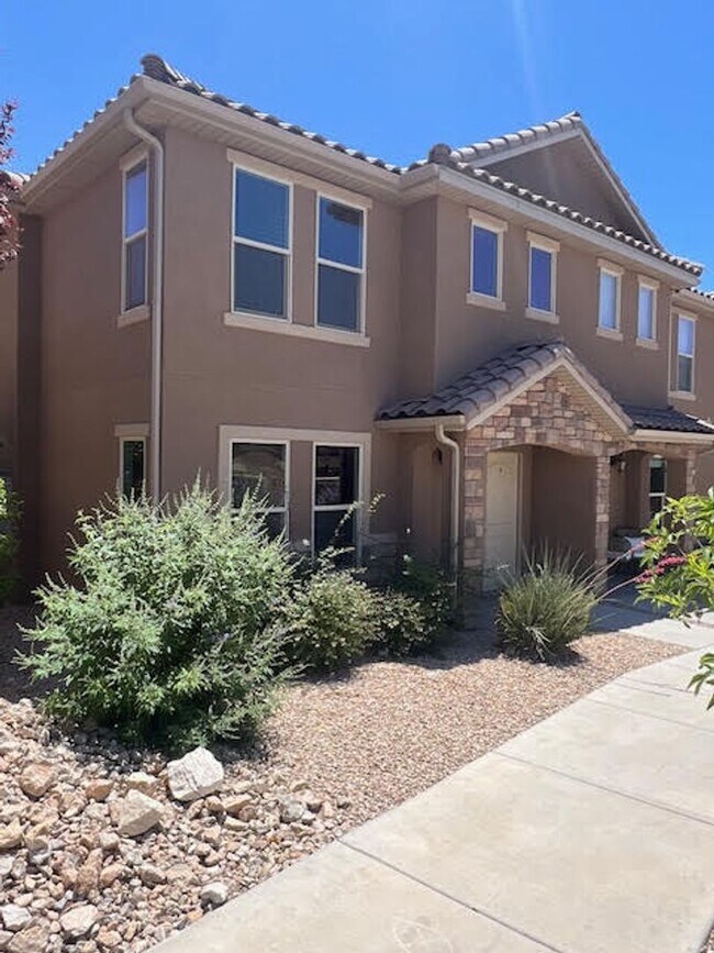 Cottages at Fossil Hills - Cottages at Fossil Hills Casa Adosada