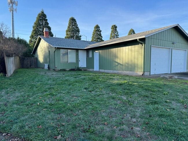 Building Photo - Large single level 2 bedroom 1 bath duplex in Springfield!