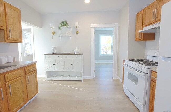 Building Photo - 31 Florence St Unit Floor 3