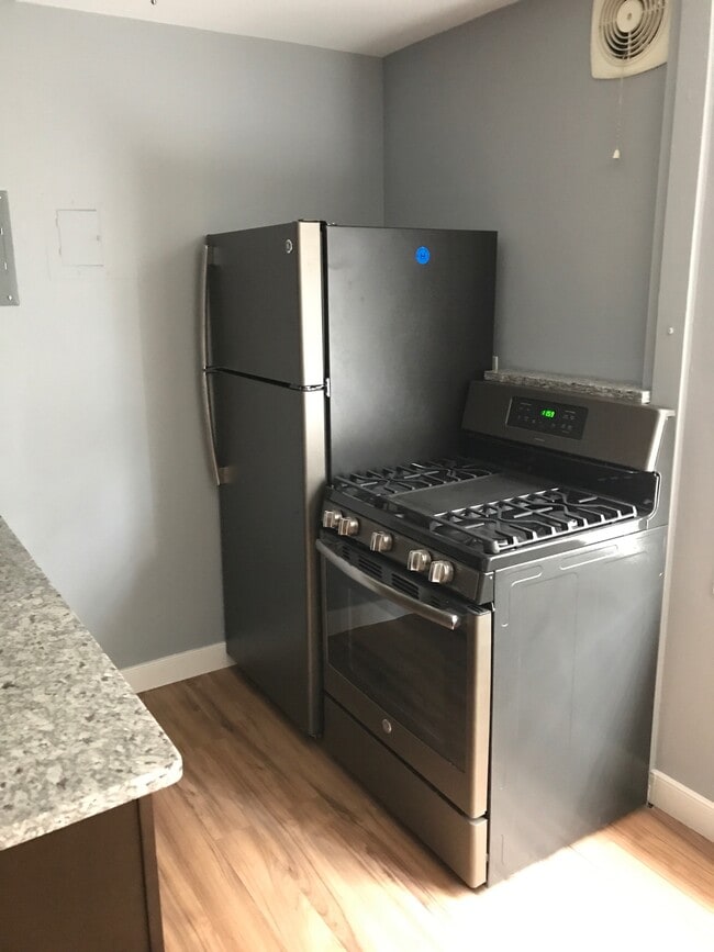 Building Photo - 950 25th St NW Unit 202S