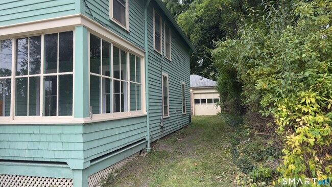 10 Henry St