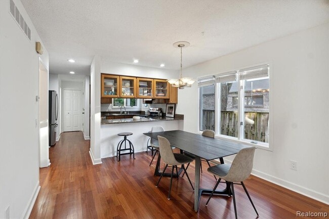 Photo - 677 E Lincoln St Unit 4