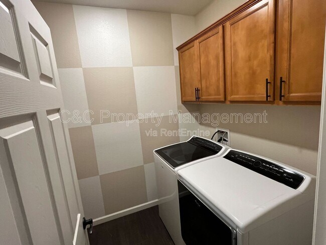 Photo - 608 Somerset Way