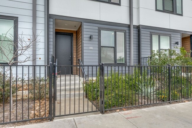 Building Photo - LUXURY 3-BEDROOM TOWNHOUSE AT GRAYSON HOUSE