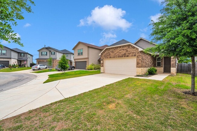 Building Photo - Charming 2 Bed 2 Bath Home in Highly Sought After Alamo Ranch Area!