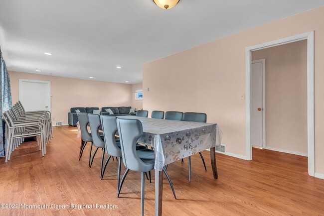 Photo - 872 Red Oaks Dr