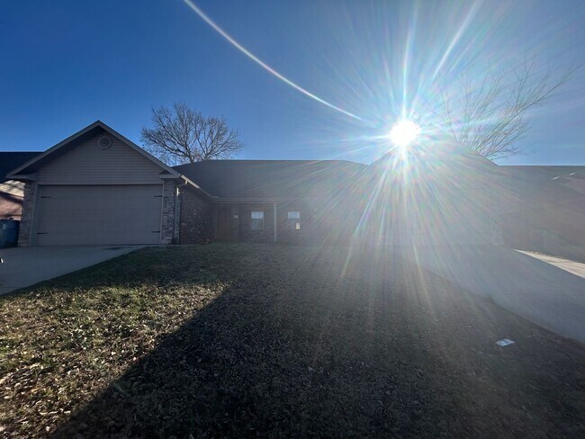 Building Photo - 3005 SW Amberwood Ave Unit 3005 SW Amberwood Ave. 2