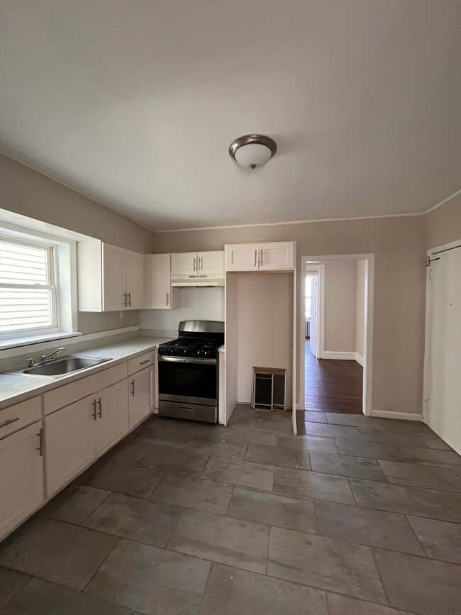 Building Photo - 76 Pearsall Ave Unit 3