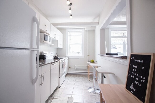 1BDR - Kitchen - 195 Cathedral Apartment