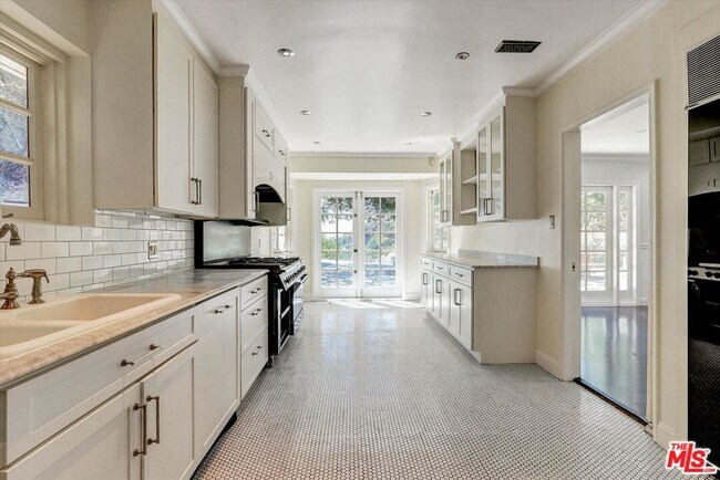 2200 Outpost Dr