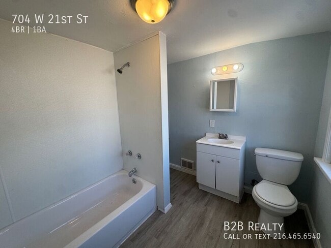 Photo - 704 W 21st St