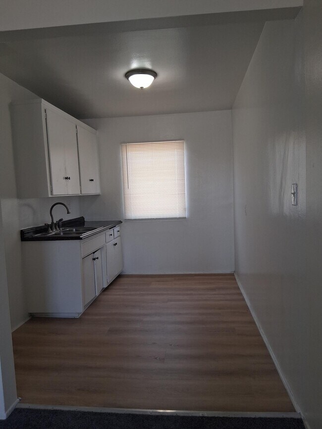 11256 Raymond Ave Unit 8