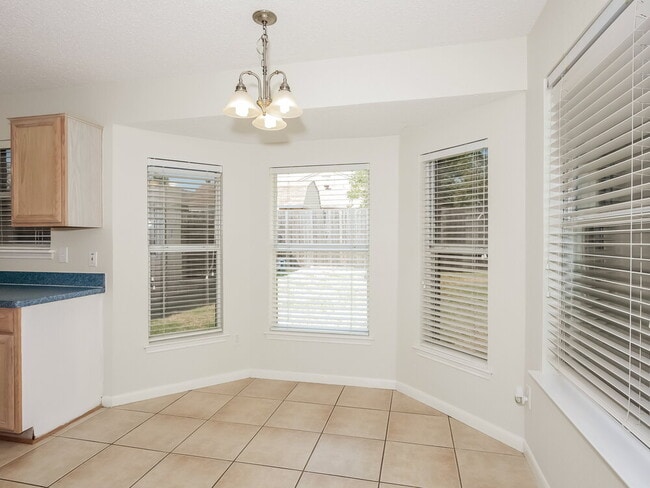 Photo - 925 Comiskey Ct