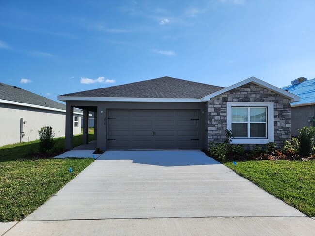 Building Photo - LIKE NEW!!! 4-Bedroom, 2-Bathroom in Villamar Winter Haven