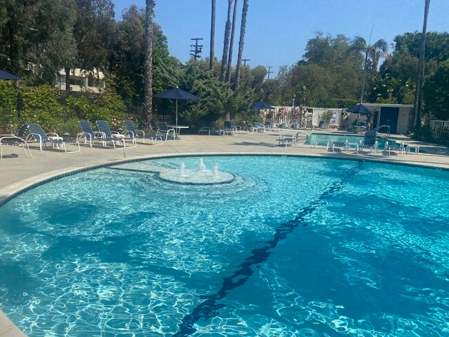 Circular pool with fountain - 241 S Barrington Ave Unit 4