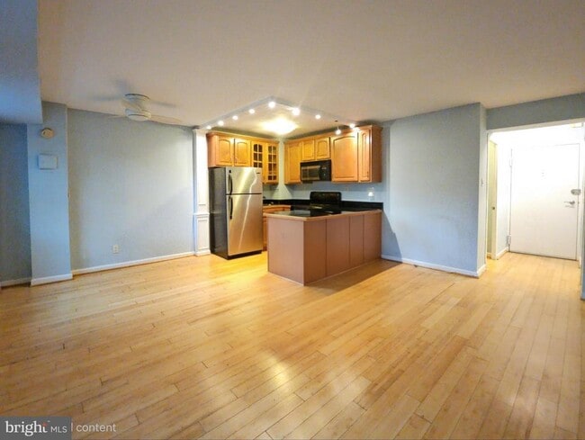 Building Photo - 1801 Clydesdale Pl NW Unit 211