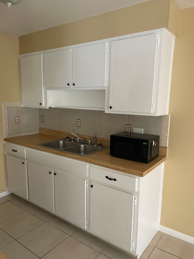 Kitchen - 140 Minna Ln Unit 409
