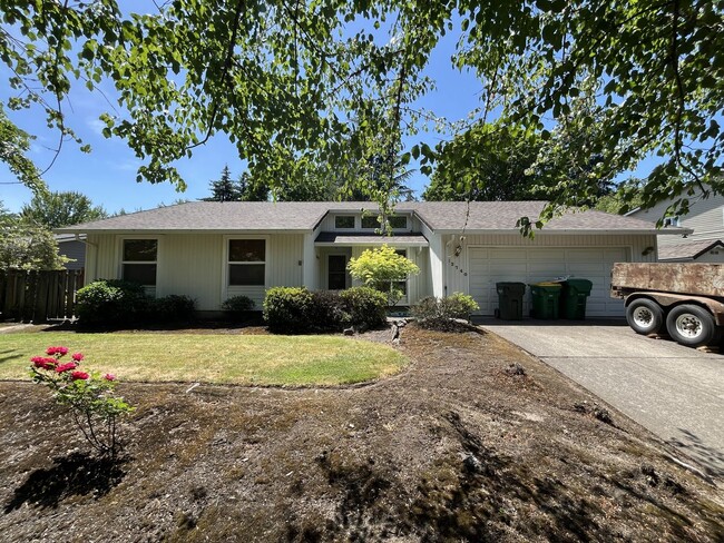 Building Photo - Charming Single-Level Home with Multiple Living Areas and Spacious Backyard Retreat
