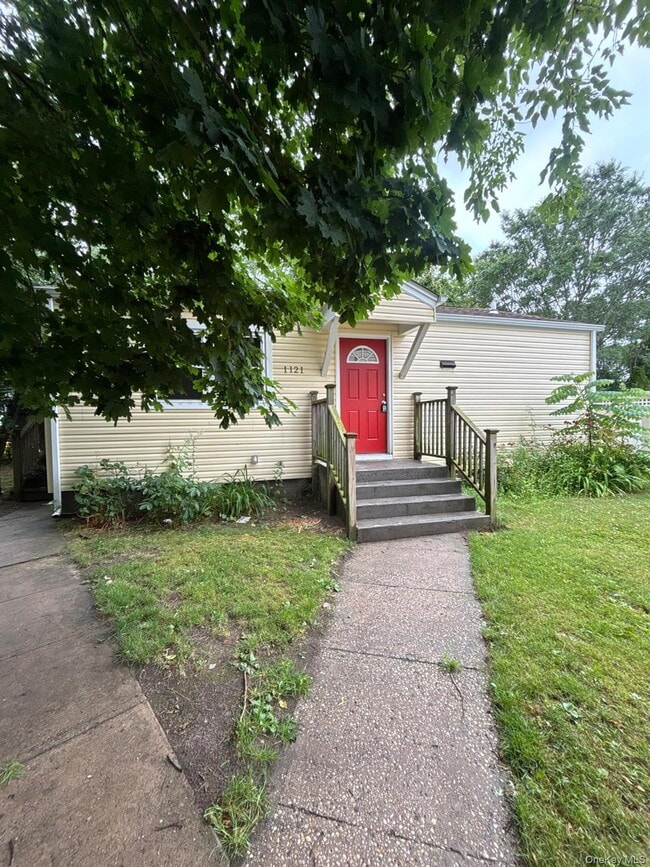Building Photo - 1121 Woodcrest Ave