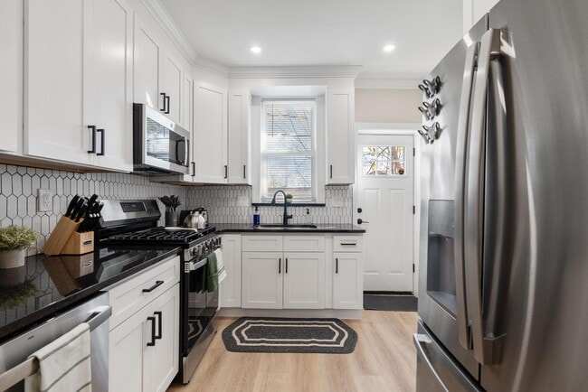 Building Photo - Luxurious 3-Bedroom Townhome in Point Breeze! Available NOW!