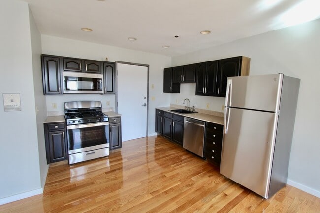 Building Photo - 327 Main St Unit 1