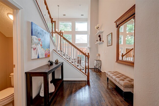 Photo - 1547 Cortlandt St