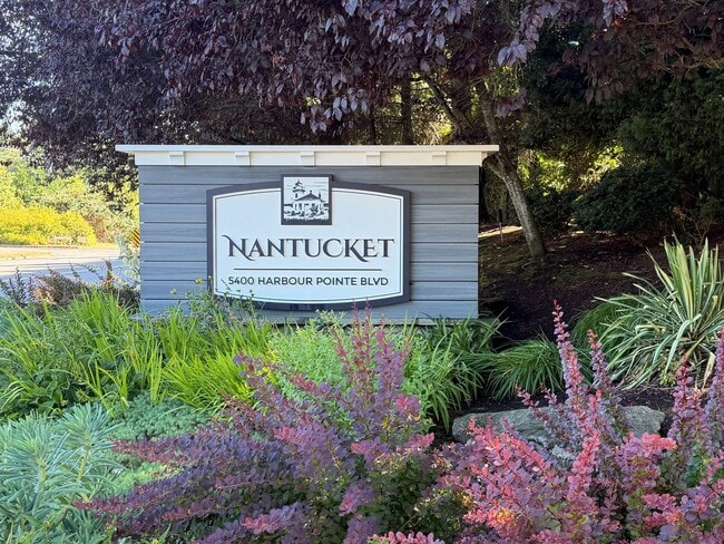 Building Photo - Spacious Mukilteo Nantucket Home Backing to a Peaceful Greenbelt