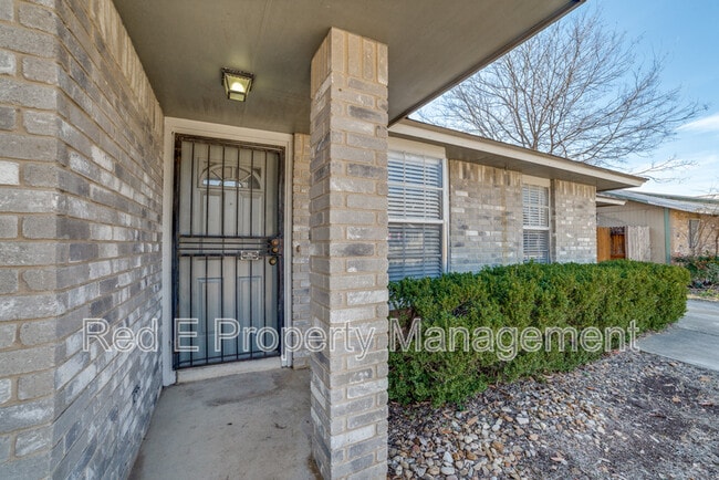 Photo - 5602 Ivanhoe St