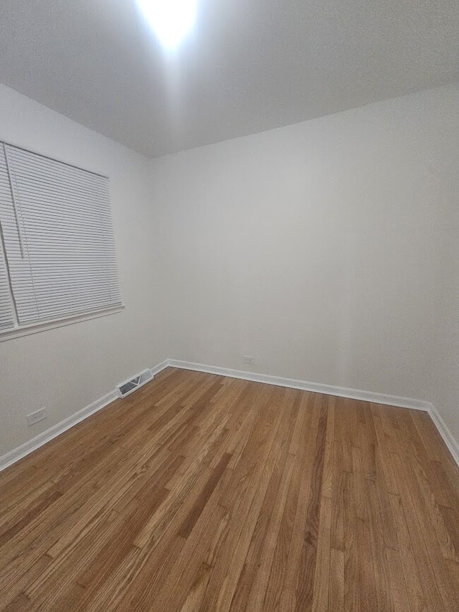 3 bedrooms in main floor - 4405 N Keokuk Ave