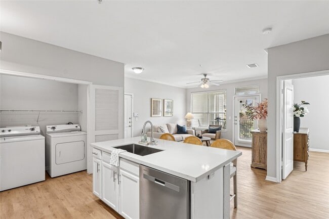 Building Photo - 14807 Woodland Hills Dr Unit 7104