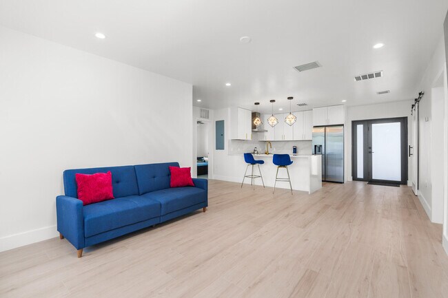 Photo - 303 De Carie St
