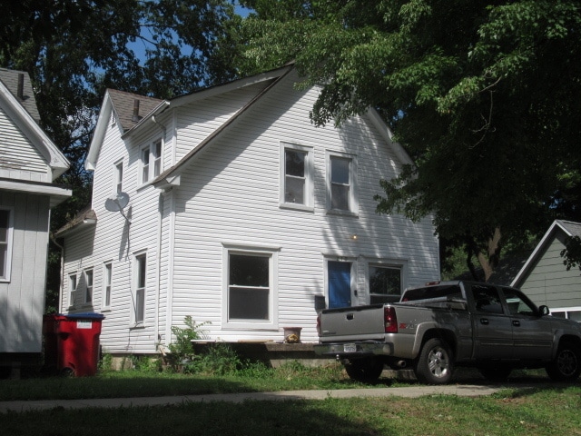 Building Photo - 210 W Charles St Rental