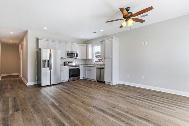 Photo - 406 Community St