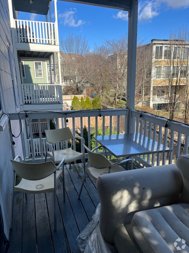Building Photo - 23 Tufts St Unit 2 Rental