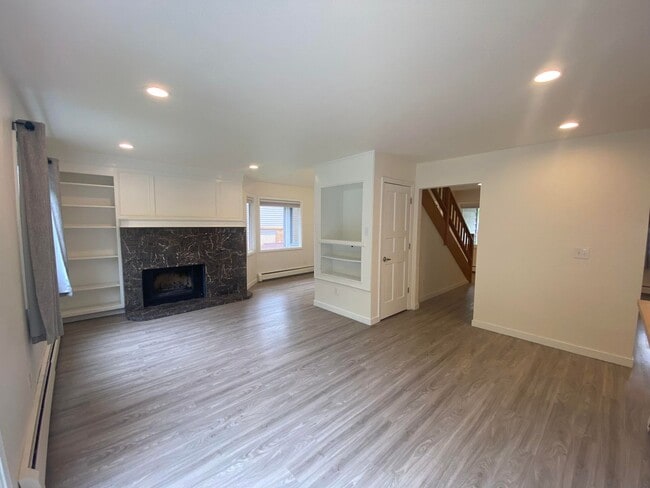 Building Photo - A 3 bed, 2.5 bath home that has been meticulously well kept!