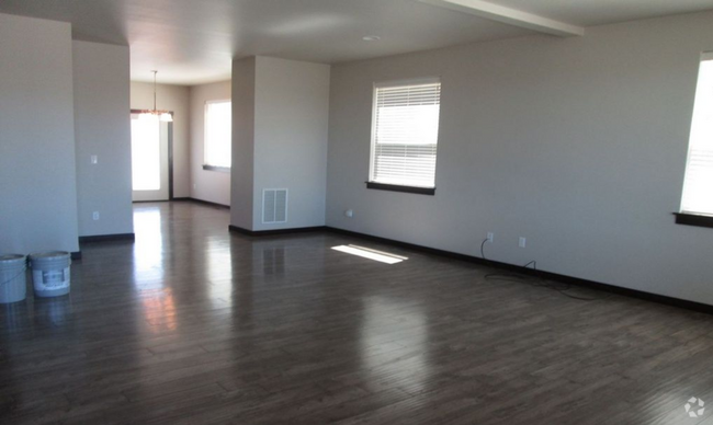 Building Photo - 3 Bedroom, 2 1/2 Bathroom Unit in Duplex f... Rental