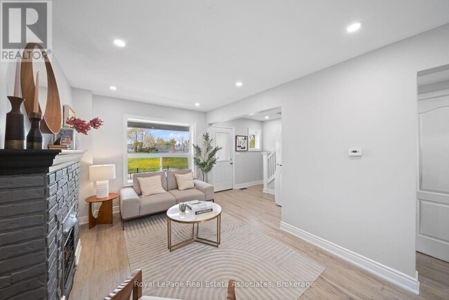 Photo - 305 Weir St N