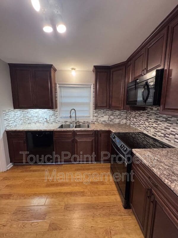 Photo - 448 E John St