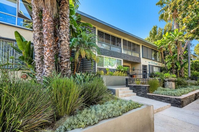 Building Photo - Stunning 2+2 in a mid-century complex Unit 15