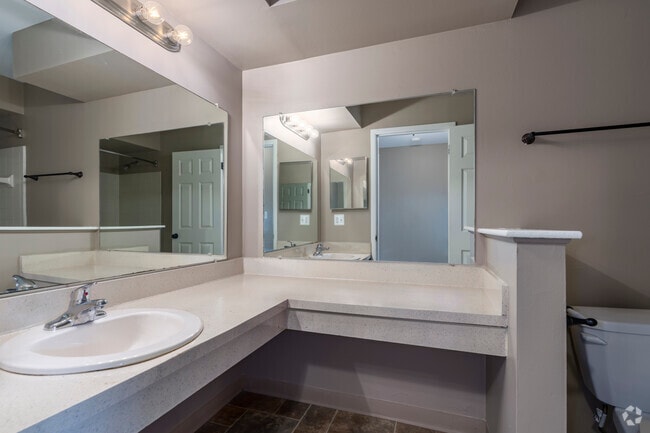 Standard 1BR, 1BA - 900SF - Bathroom
