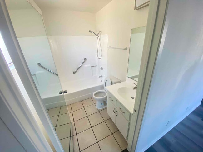 Photo - 15020 Burbank Blvd Unidad 102