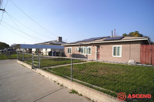 Building Photo - 3 bedroom Home in Oildale!