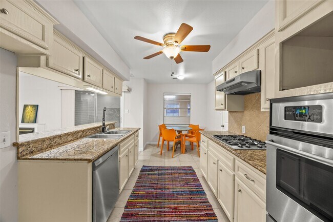 1607 Buescher Dr