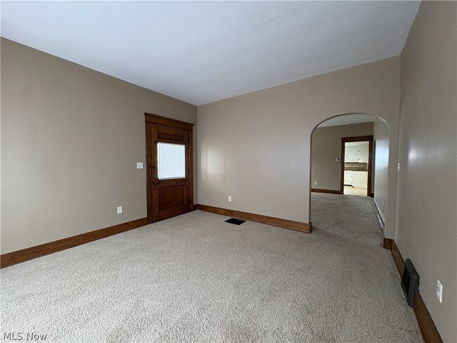 Photo - 404 3rd St NW