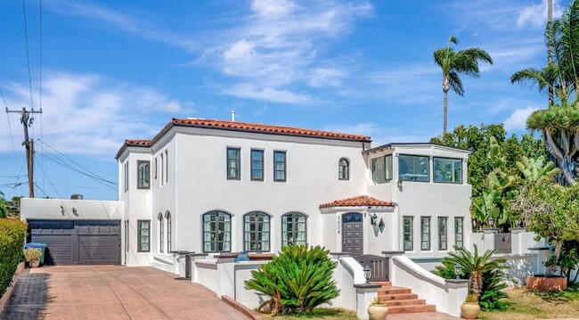 Building Photo - Luxury Bayside Living in Loma Portal with 5 bedrooms & 3 baths!